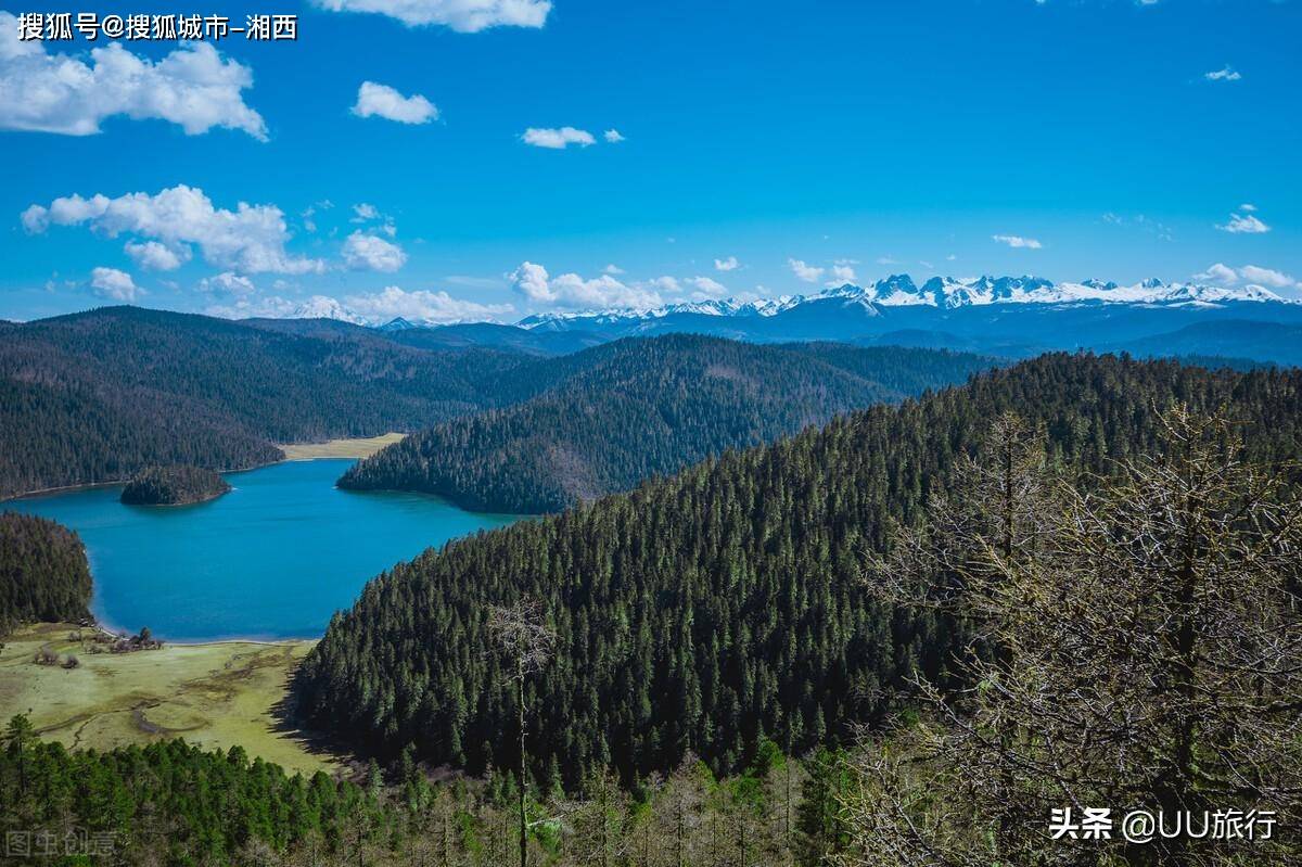 经过湍急的虎跳峡,我们走出金沙江河谷,这是玉龙雪山的背面,在公路的