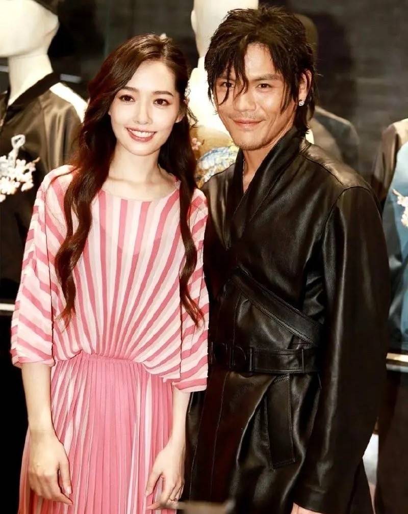 她不再是那个文艺女神,而是变成了向家人眼中乖巧听话的儿媳妇和妻子