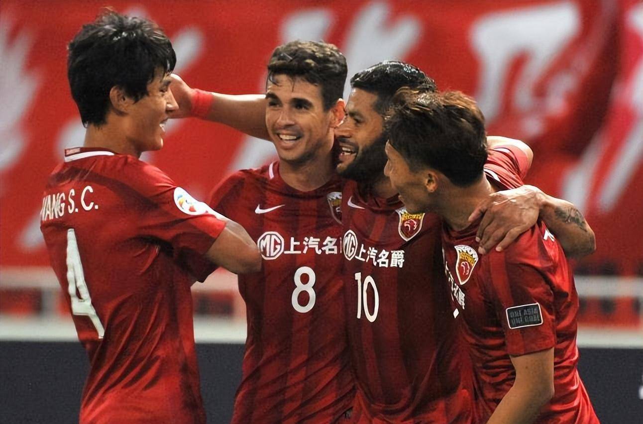 巴尔加斯本赛季在上海上港爆发,很多球迷都觉得他的作用比奥斯卡复篌