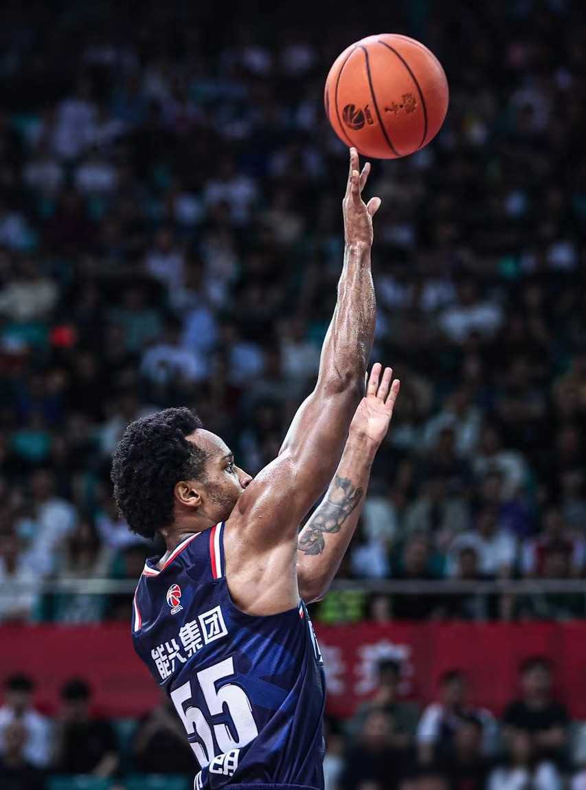 郭士强14分大胜怒吼庆祝!广州队横扫青岛连续两年晋级