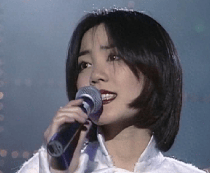 王菲录制了个人第一张磁带专辑《风从哪里来》,其中的曲目都是邓丽君
