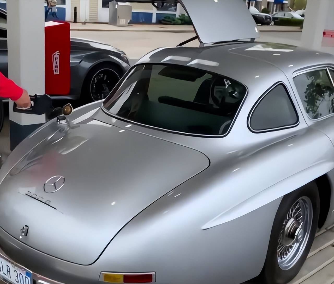 加油站偶遇62年车龄奔驰,土豪出价3500万收购被车主拒绝:不差钱_搜狐