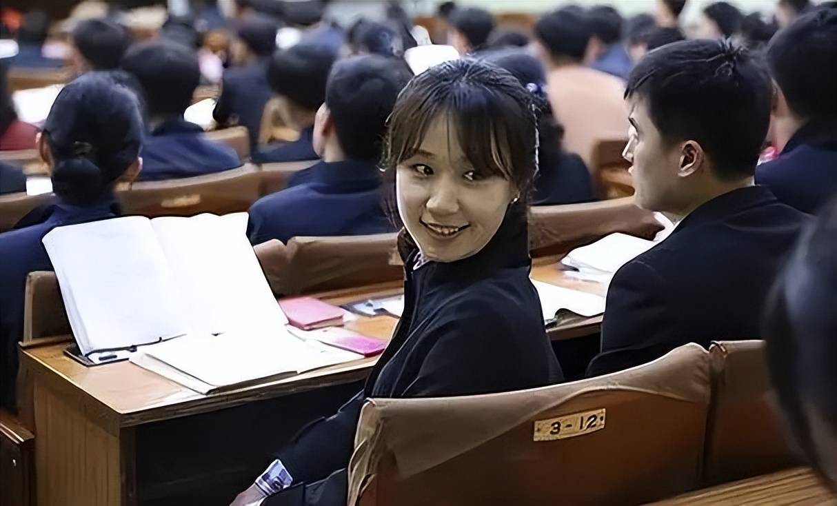 朝鲜大学校服图片