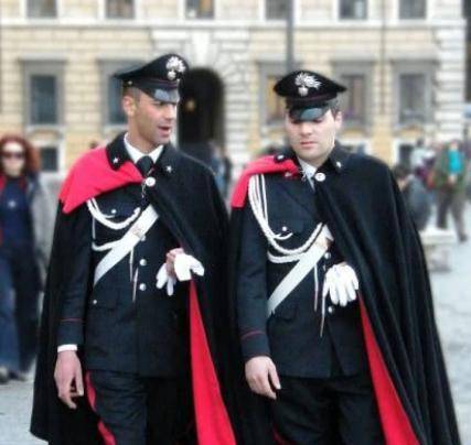 意大利军服被评为世界上最漂亮军服,黑红配色端正庄严_军队_宪兵队