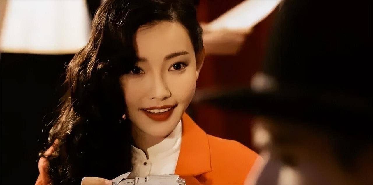 被发掘时才大二,拍戏捞金26亿,如今成为最美晶女郎_王晶_童菲_电影