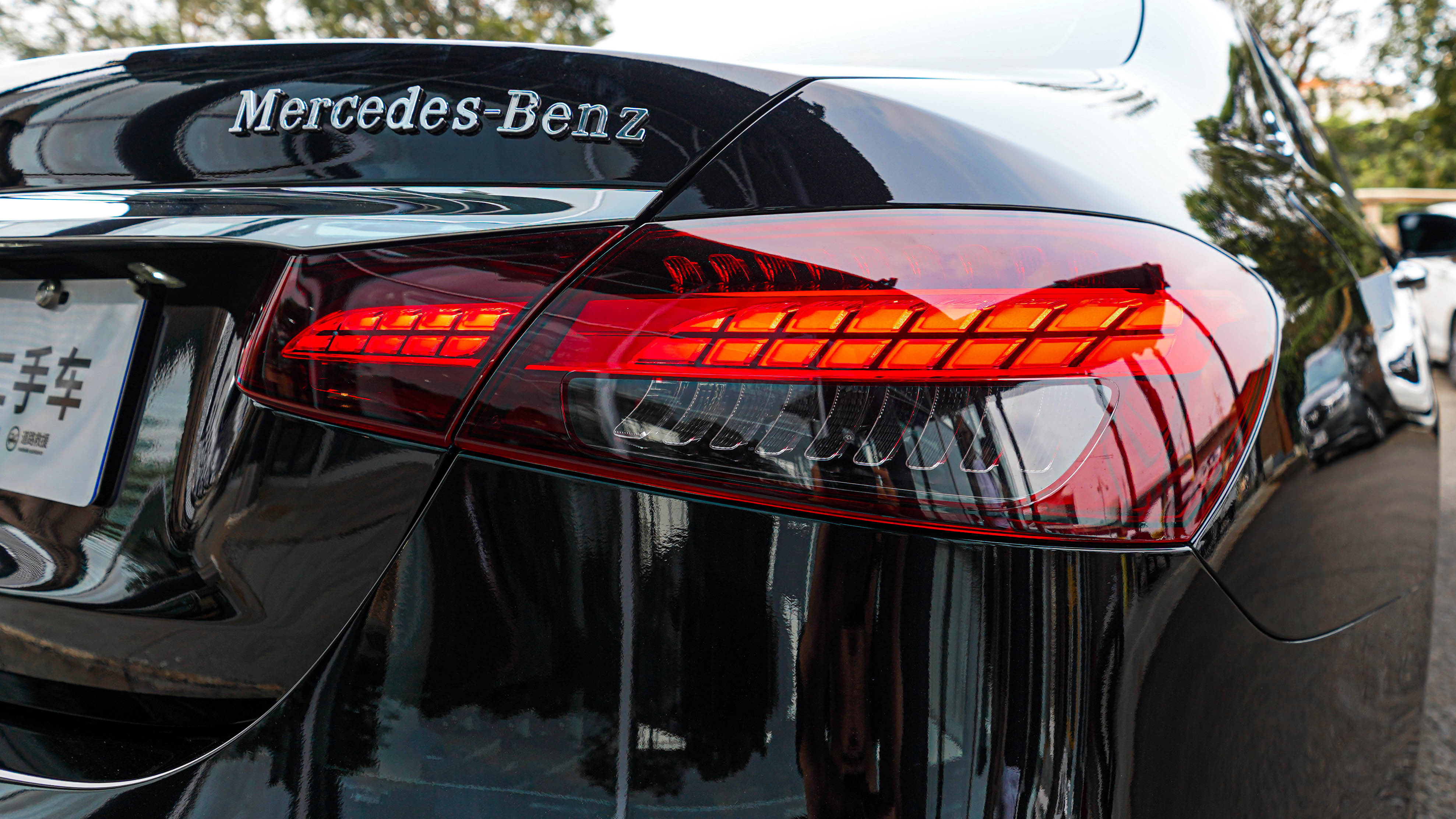 曜岩黑外观比红色和蓝色更低调,比起白色又能显运动风范,星辉式进气