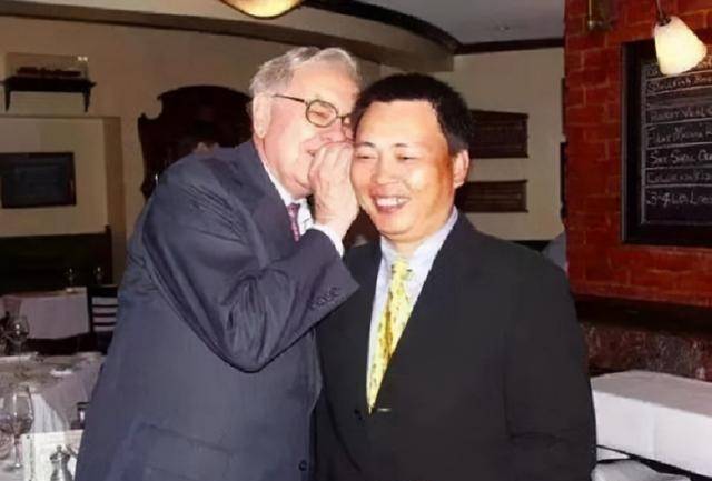 段永平花400万与巴菲特吃饭还带了一个默默无闻的年轻小伙