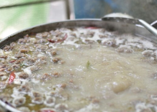 炖煮牛肉汤是最耗时间的,至少要煮4个小时,里面全部是牛骨头,当然牛