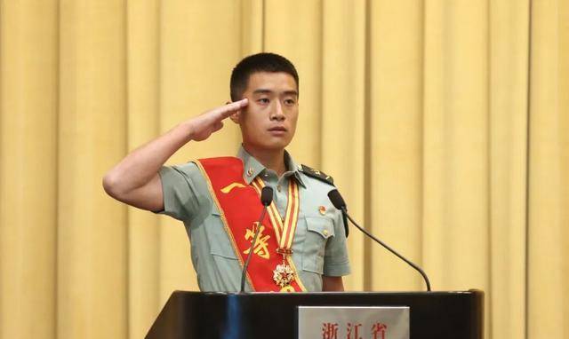 英雄班长王亮2分钟3次冲入急流冒死救出一家4口一等功臣