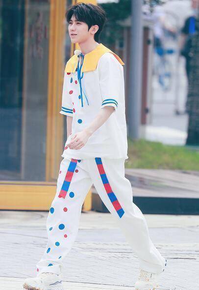 原创蔡徐坤穿童装录跑男有谁注意他脖子上戴的啥差点以为是围嘴