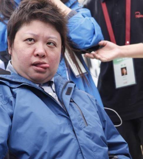 韩红做慈善机场被偶遇!瘦身后腹部平坦,穿短袖露一截白净手臂