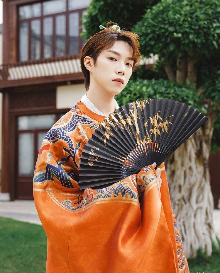 头上虽然同样是现代发饰,不过头顶处也挽着一个古装丸子头