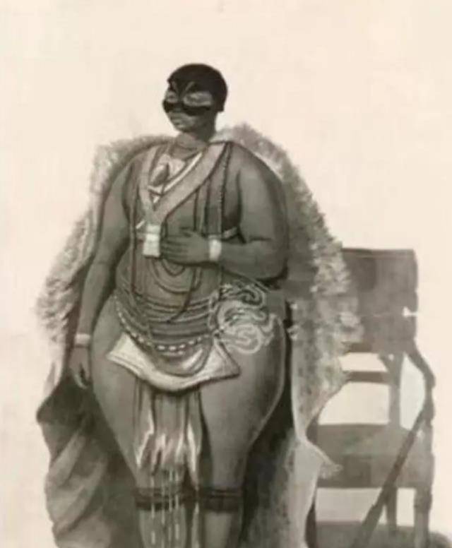 非洲少女因身材异样,被关进笼子供人观赏,26岁去世后仍未解脱_莎拉