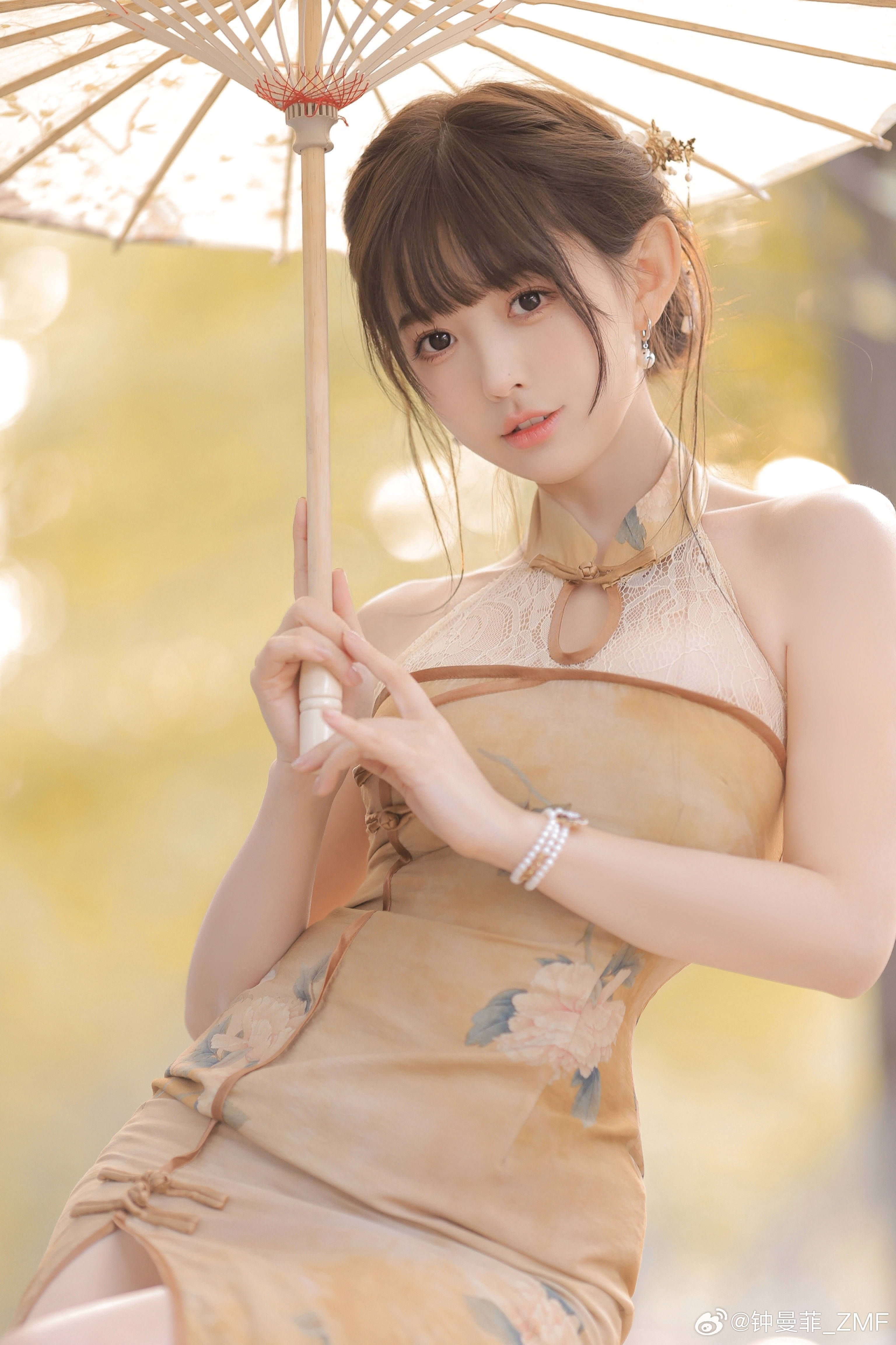 银杏旗袍美少女