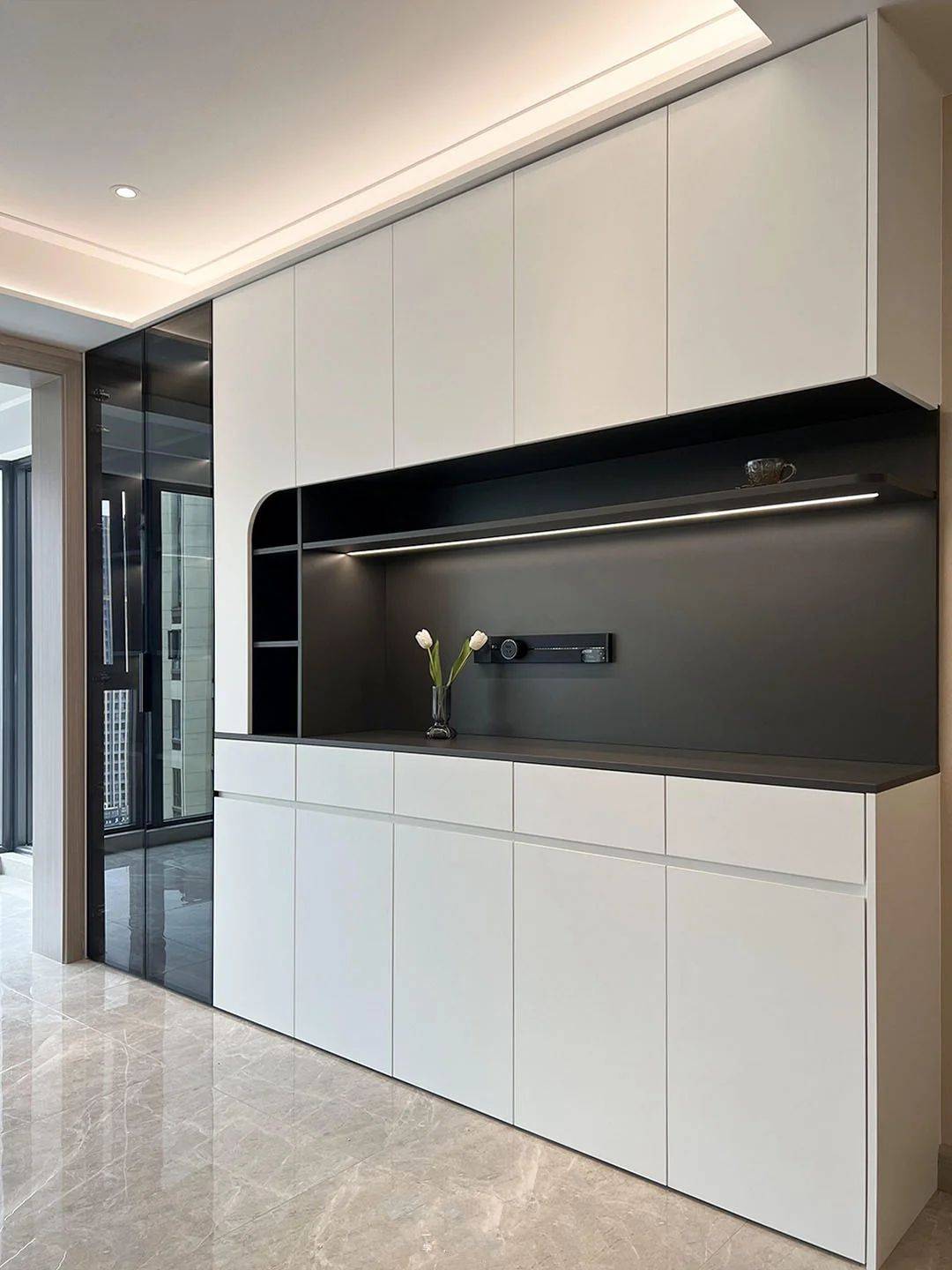 定制餐边柜设计:吊柜地柜组合,展示与收纳并重助力打造精致餐厅