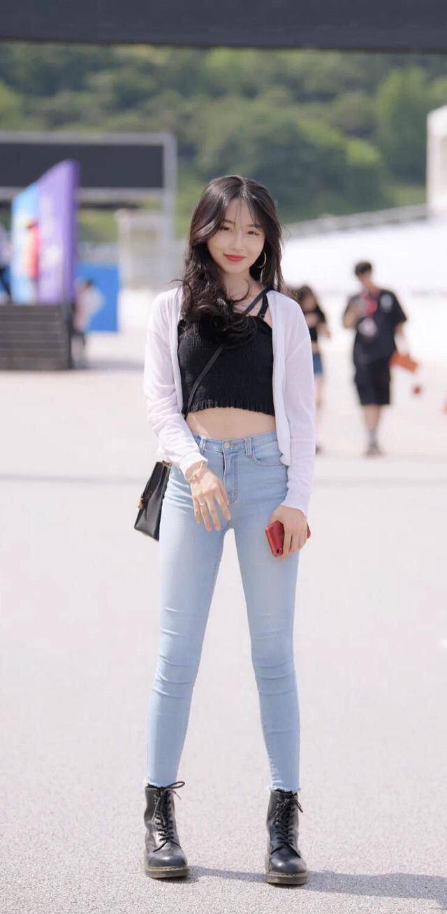 黑色吊带搭配牛仔裤显高又帅气撩发微笑太迷人了