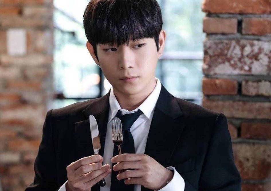 朱锡勋的扮演者金永大首先,96年出生的金永大不仅个子高,比例也很优秀