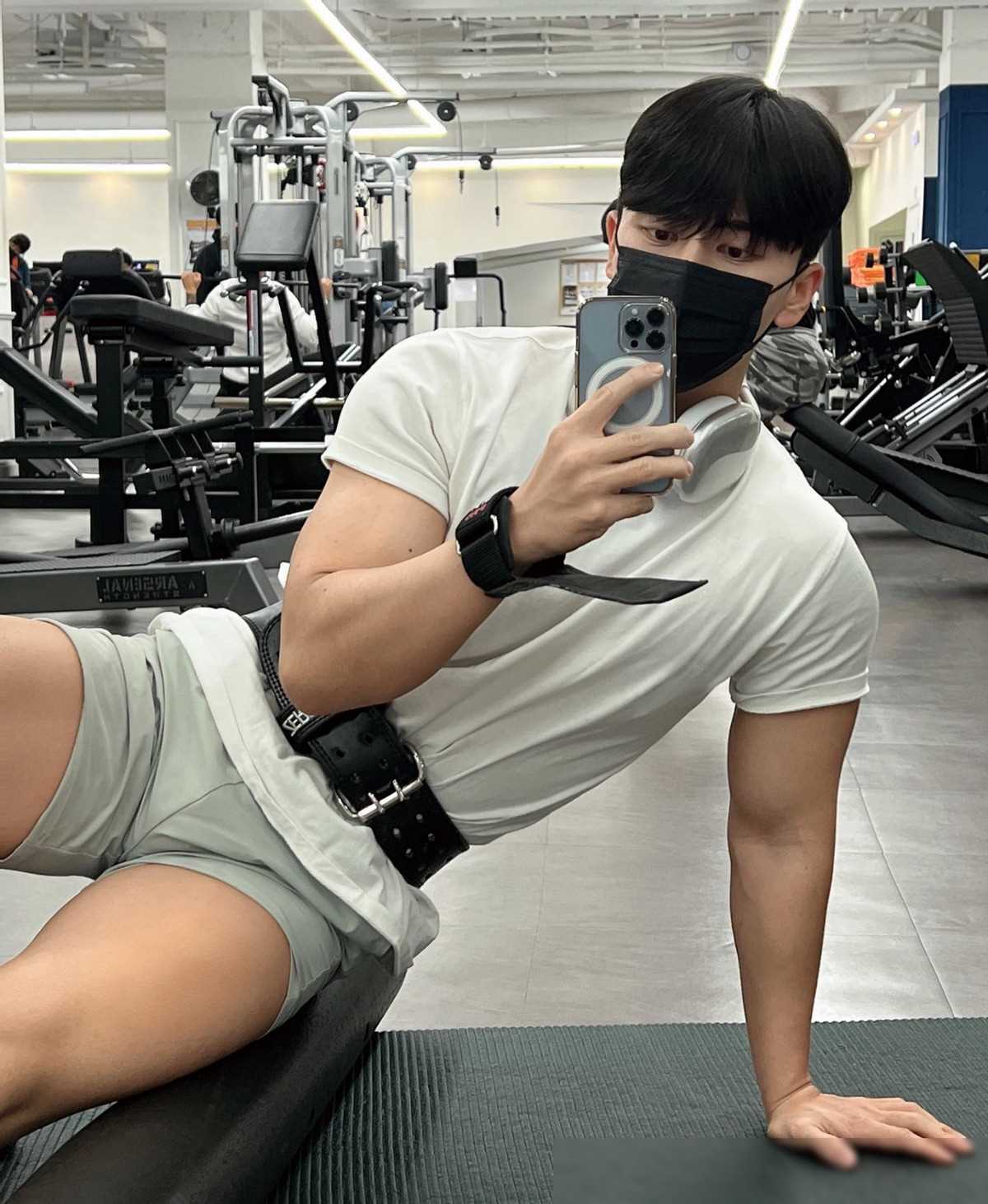 韩国大兵脱下军装肌肉身材不逊健身教练展示明显腹肌