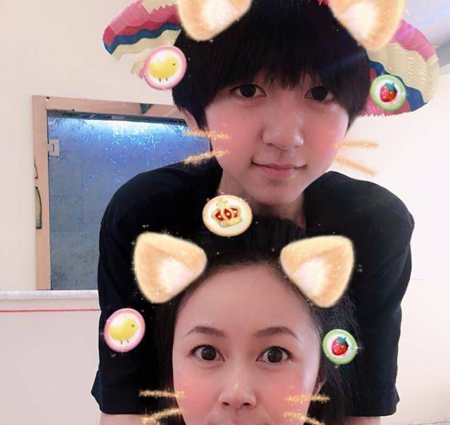 原创贺峻霖晒聊天记录用词可爱被妈妈调侃却懂事得让人心疼