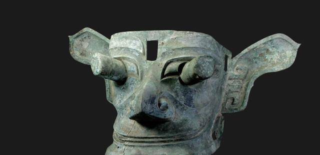 原创三星堆最新出土文新发现由金片组成复杂图案疑似文字鸟