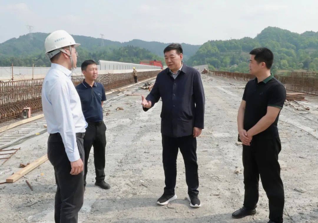 息烽县委书记漆勇调研同城大道息烽南段项目