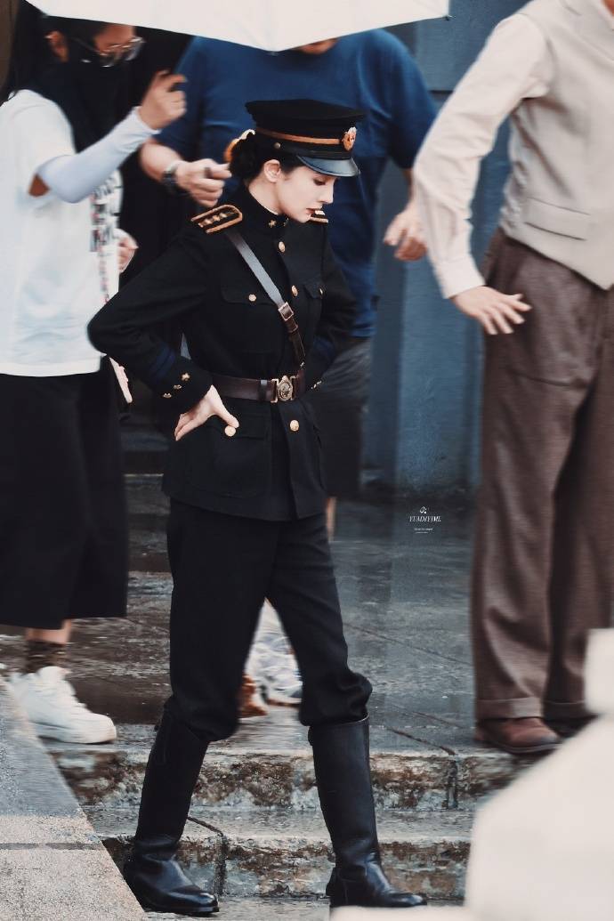 杨幂黑色军装照充满张力,束腰皮带凸显傲人上围,妥妥的制服诱惑