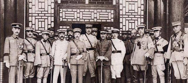 他出生草莽,凭野心与能力,坐上了北洋政府奉系军阀的头把交椅.