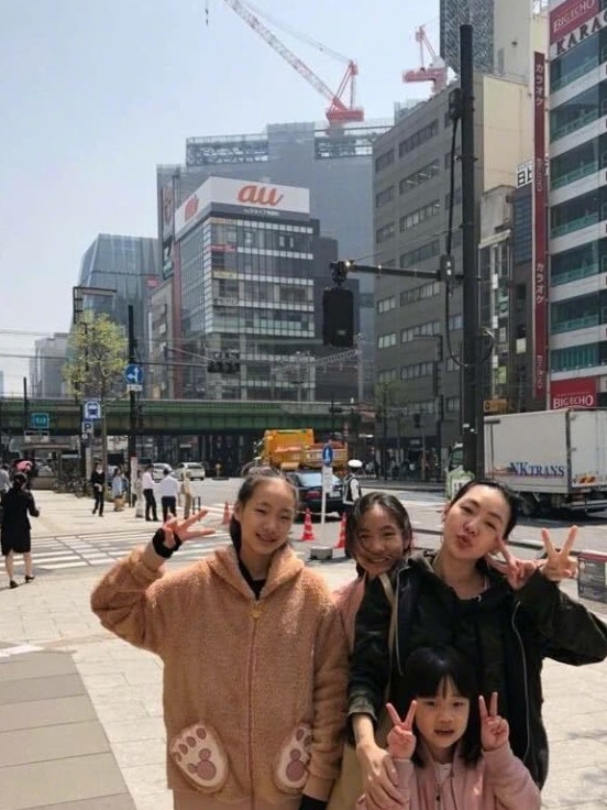 小s晒三个女儿近照,一个比一个漂亮,大女儿身材高挑很有国际范