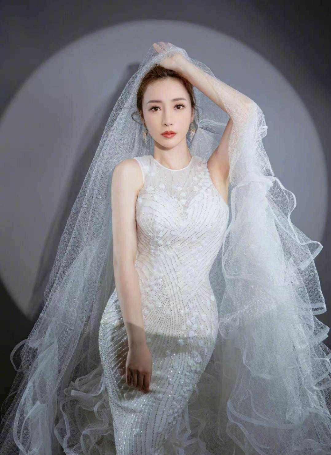 又被柳岩新造型美到了,一袭白色鱼尾裙凹造型,比例优越太惊艳