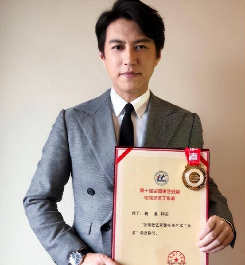 "老干部"靳东再添新身份,担任政协委员,这才是学生该追的星