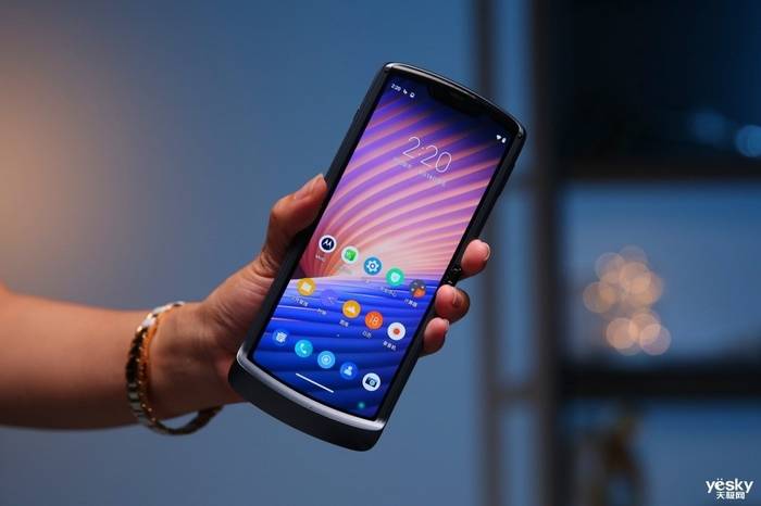 除了三星和华为外,摩托罗拉在2019年将经典的razr系列产品带了回来