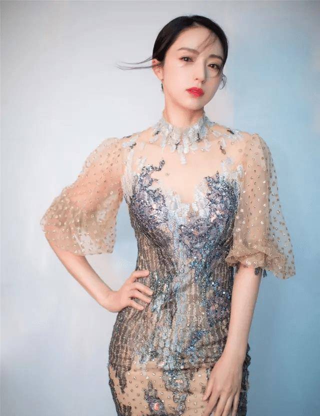 董璇网剧开机亮相,剪掉10年长发配西装气场十足,比谷嘉诚还帅