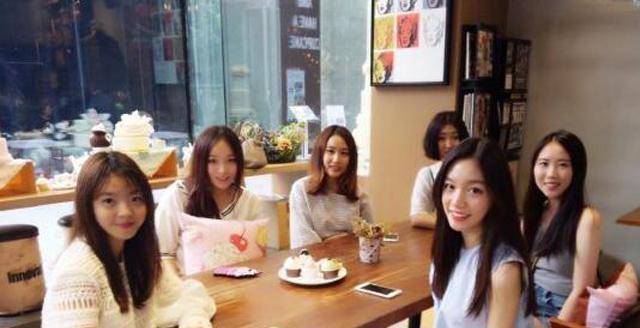 华谊千金王文也又晒和小鲜肉男闺蜜亲密合照,两人真实关系引猜测