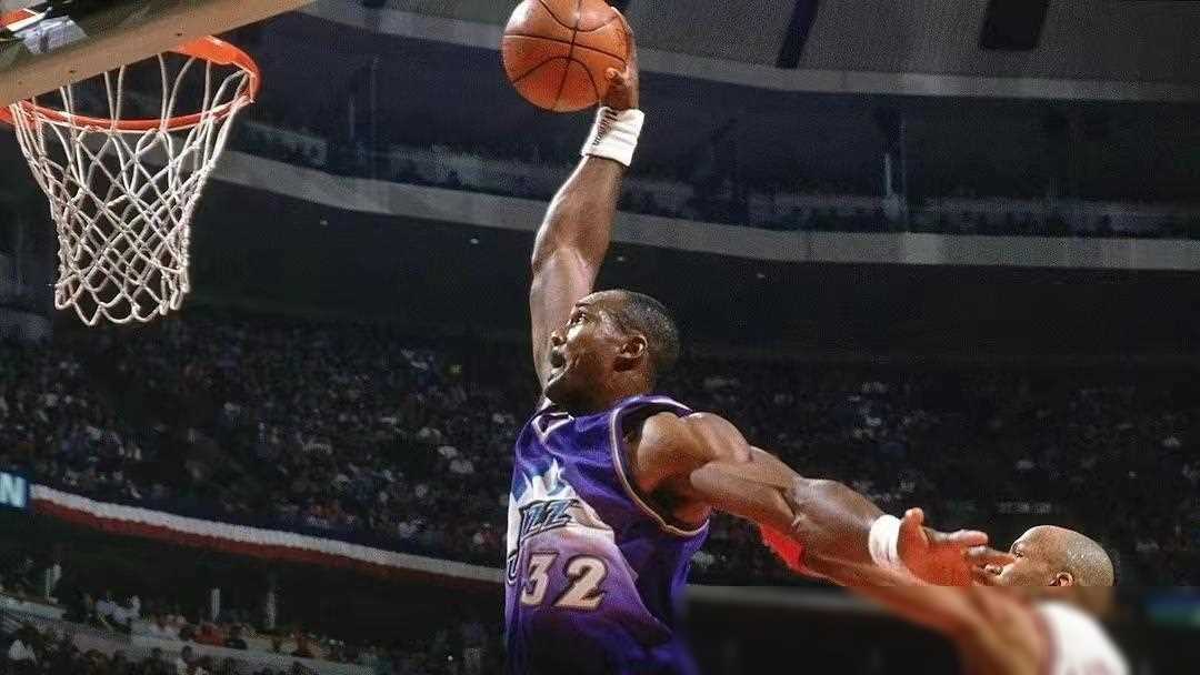 超巨舞台上的璀璨群星:季后赛砍下30 最多的10位球星深度剖析_篮球