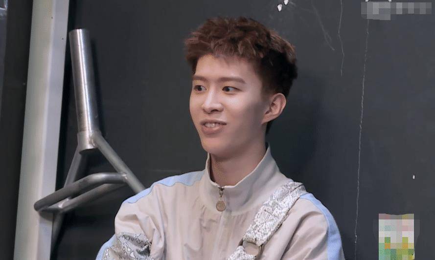 《我要这样生活》首播,小鬼遭正骨折磨,范丞丞表情复杂