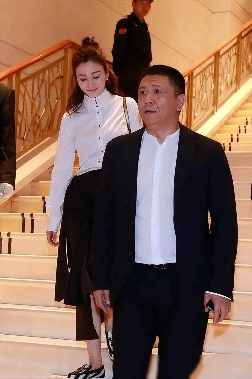 李小冉与岁富豪老公出席晚宴,她穿衬衫似少女,老公老态尽显