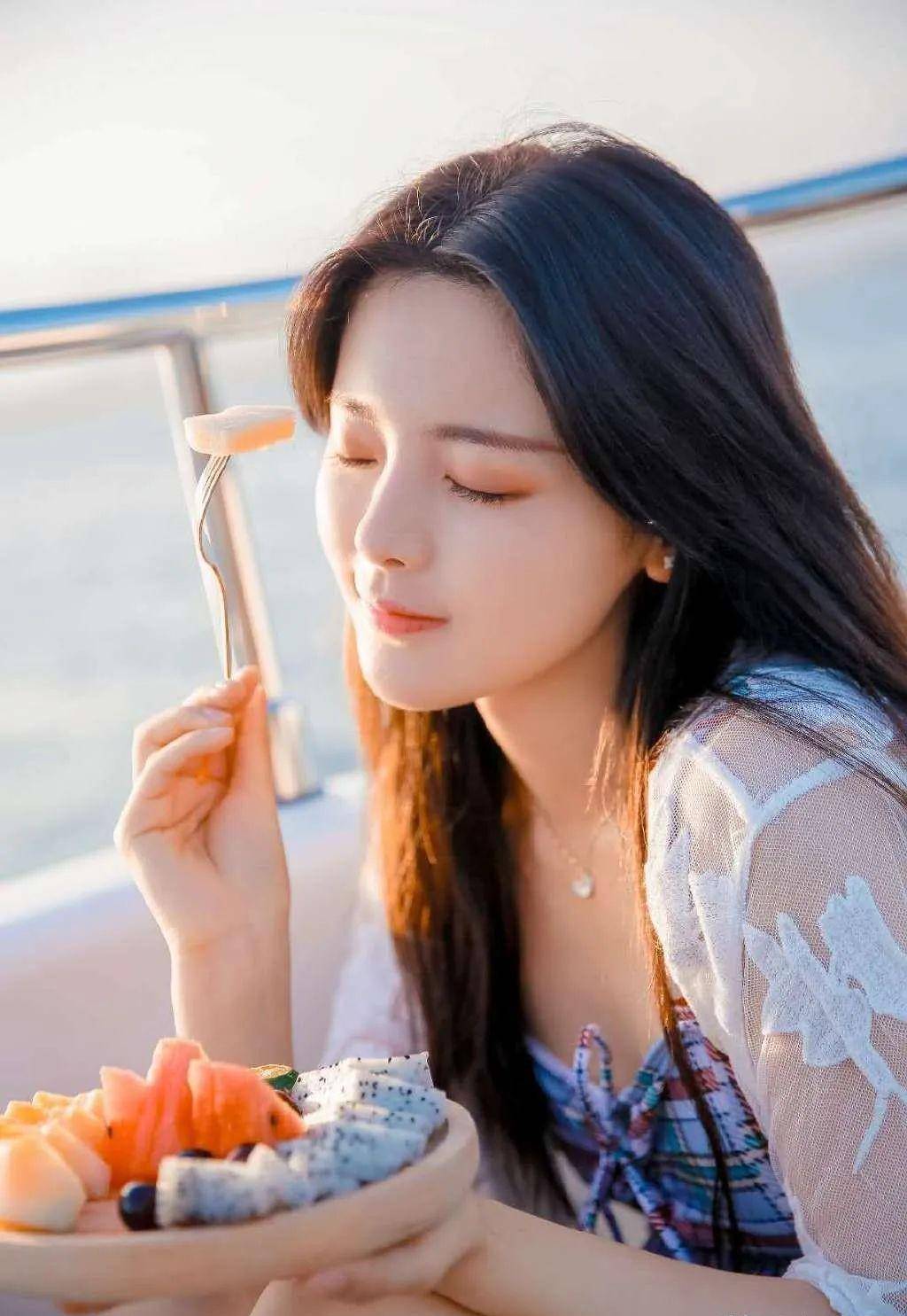 凭借自己良好的悟性和临场发挥,再加上自身不俗的颜值,成了闻澜文化旗