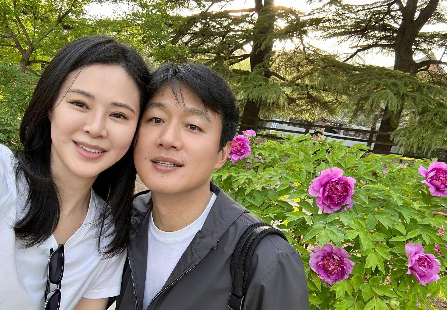 原创佟大为庆祝结婚16周年与关悦喝茶爬山看牡丹两人合影太甜蜜