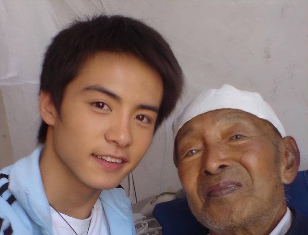 公司却瞒着自己直到自己演出完成后他才得知爷爷已经去世的消息马天宇