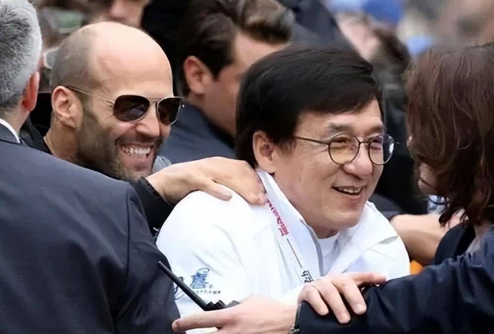 杰森斯坦森就亲口说过,成龙是我的偶像,汤姆克鲁斯也说过,成龙是独一
