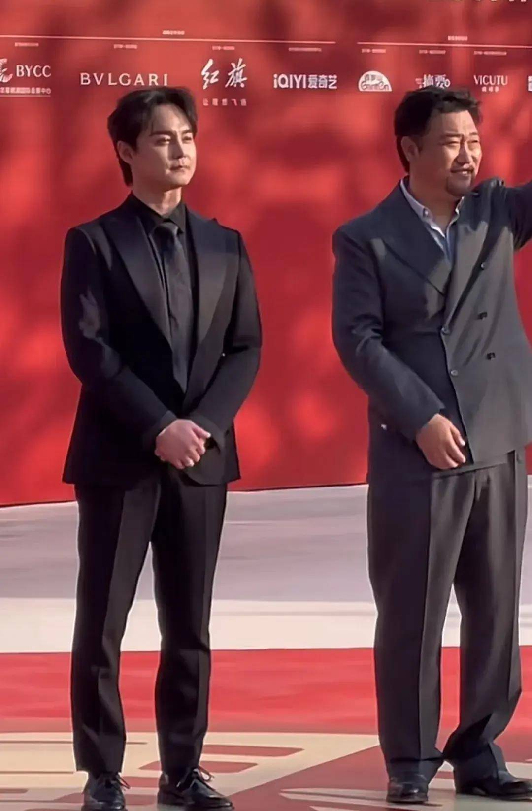 北京这一晚,马丽连走三场,高圆圆礼貌拒绝,阿如那满脸通红_胡歌_俩人