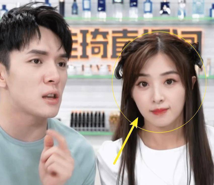 张含韵亮相李佳琦直播间,看清两人面部状态后,减肥忽然不香了