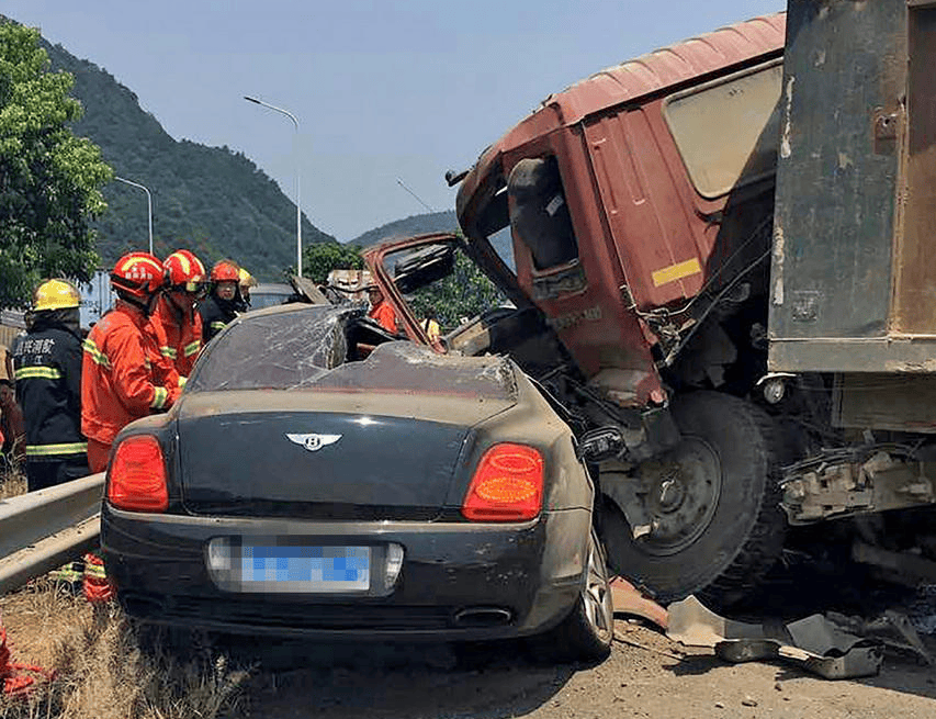 此外,这起事故也提醒了车主们,适当的保险投保是非常必要的.