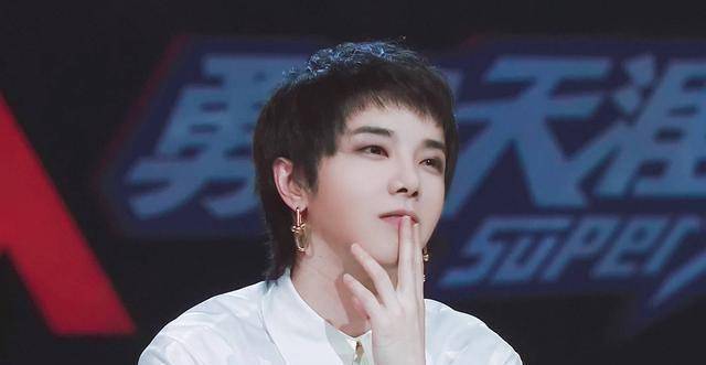 华晨宇也算是人间好孩子,家世豪门,加上才艺光环,是歌坛的宠儿