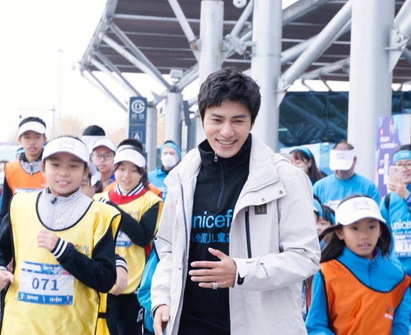 陈坤素颜现身活动生图眼角皱纹明显笑起来僵硬被质疑打玻尿酸