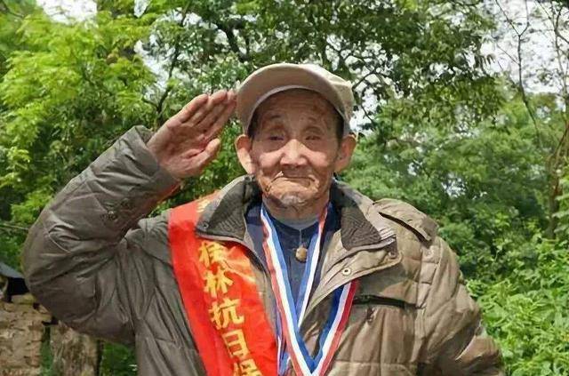 等不及的认可101岁老兵紧握勋章离开在阅兵的前一天