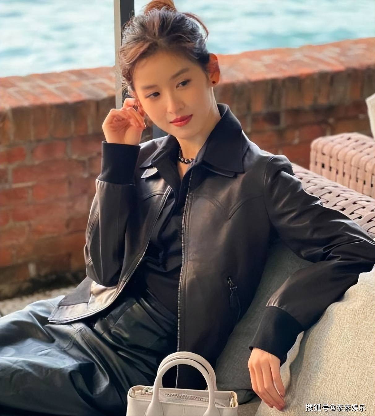 章泽天再度亮相,穿黑色皮衣皮裙站c位,章子怡也在现场