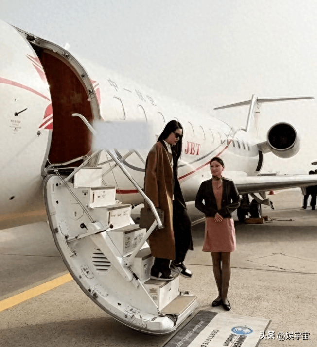 近日,东北"小品王"赵大叔的掌上明珠——龙凤胎女儿球球(本名赵珈萱)