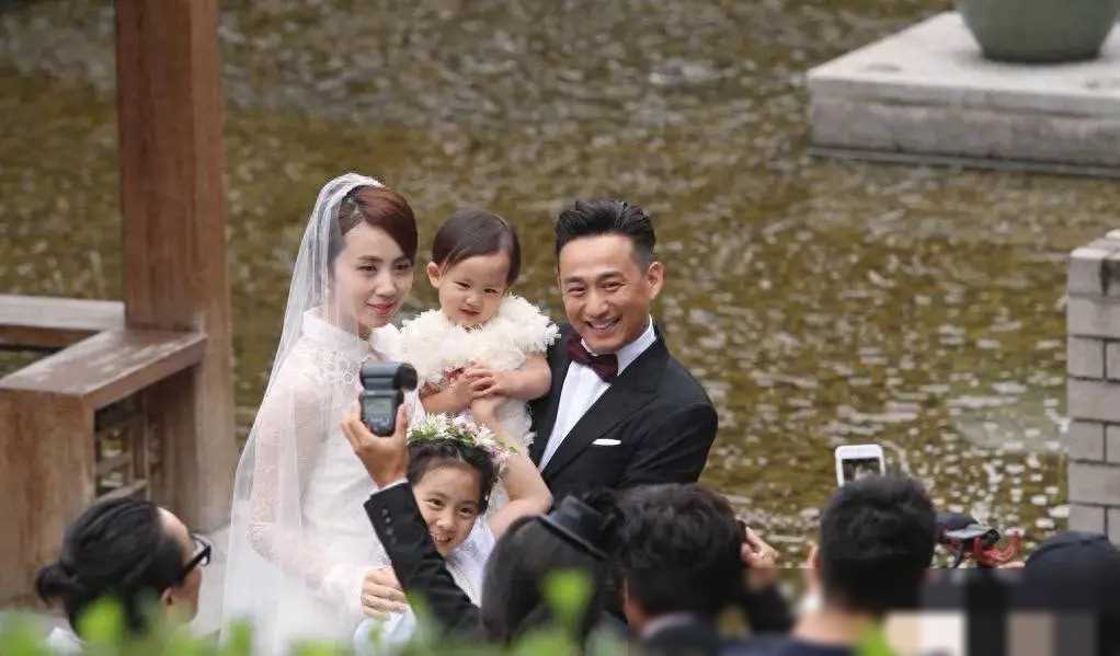 "网友偶遇黄磊一家五口吐槽遭骂:做得对!