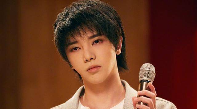 华晨宇也算是人间好孩子,家世豪门,加上才艺光环,是歌坛的宠儿